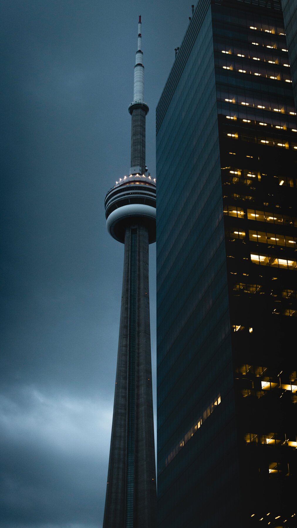 Platzhalter-Foto — Symbolbild: CN Tower in Toronto bei Dämmerung, nicht zwingend die exakte Perspektive vor Ort