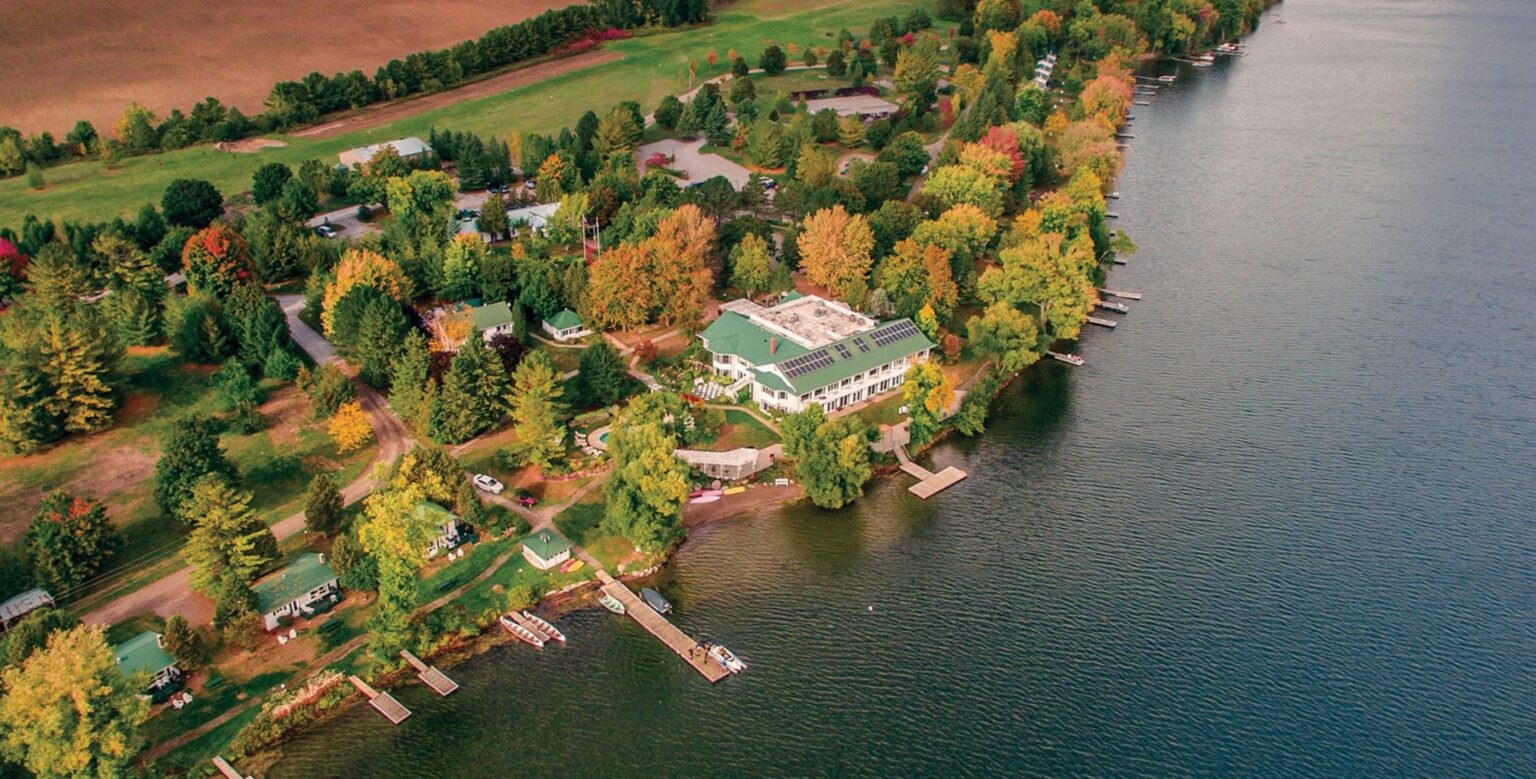 Elmhirst's Resort, Luftaufnahme am See im Herbst