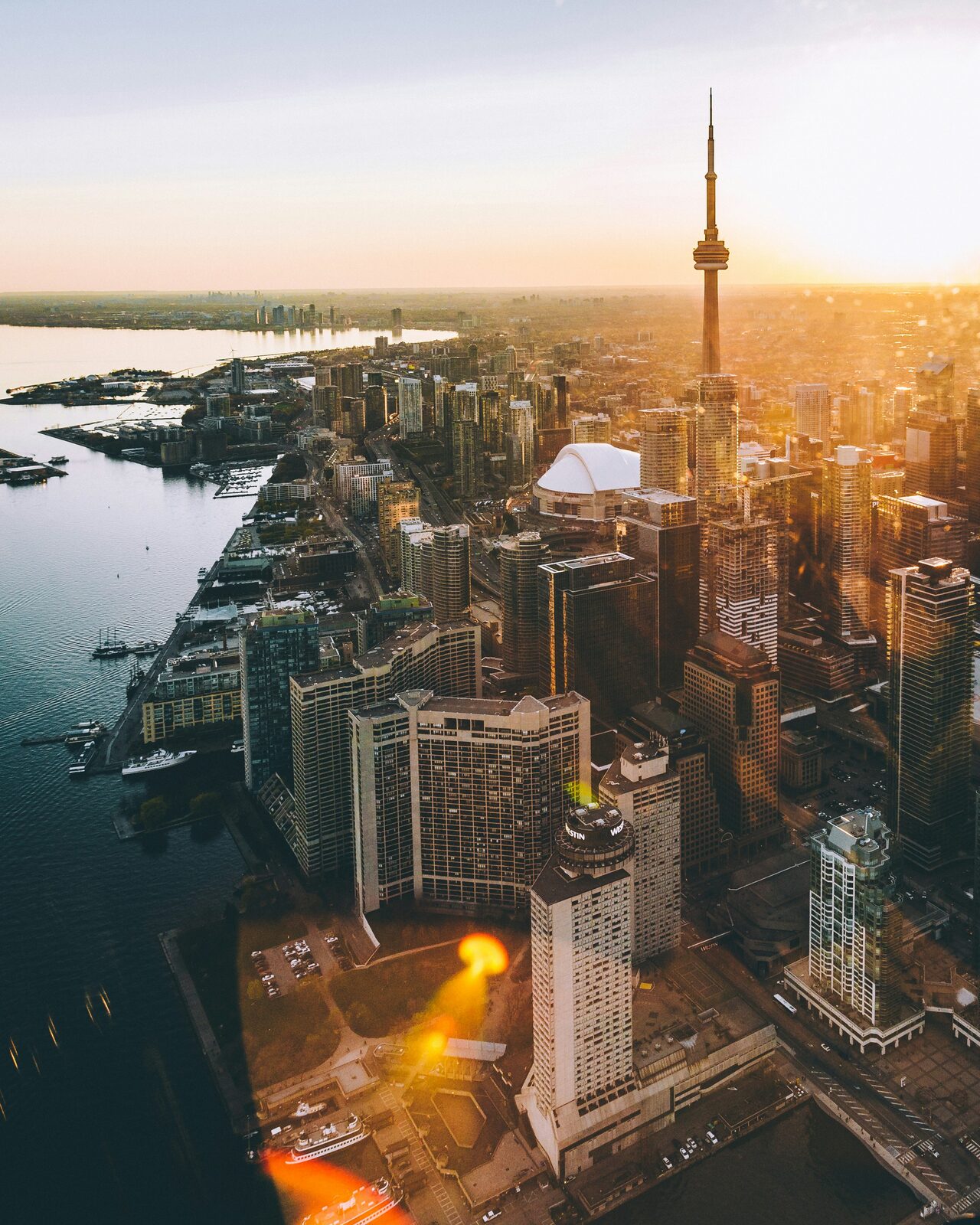 Platzhalter-Foto — Symbolbild: Toronto-Skyline mit CN Tower aus der Vogelperspektive