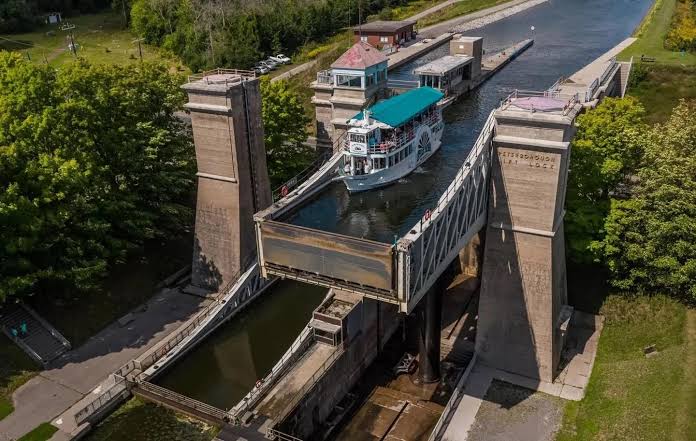 Peterborough Lift Lock, Vogelperspektive mit Ausflugsboot in der Schleusenkammer