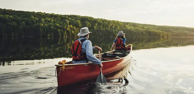 Kanufahrer auf ruhigem See in Algonquin Park
