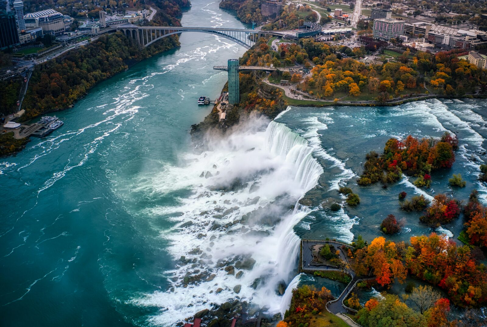 Platzhalter-Foto — Symbolbild: Niagara Falls im Herbst aus der Vogelperspektive